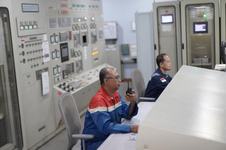 Petugas SKG Tegal Gede melakukan pengecekan rutin di metering station untuk memastikan akurasi pengukuran volume gas bumi yang disalurkan. Langkah ini dilakukan agar jumlah gas yang dikirim sesuai dengan volume yang diterima pelanggan.