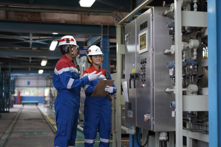 Petugas SKG Tegal Gede secara rutin melakukan pengecekan kompresor untuk memastikan tekanan gas tetap terjaga sehingga penyaluran gas bumi ke konsumen, khususnya kawasan industri, dapat berlangsung lancar dan berkelanjutan.