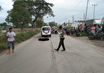 Anggota Unit Laka Sat Lantas Polres Metro Bekasi saat melakukan olah TKP, Senin (13/01) pagi.