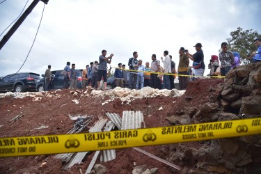 Bupati Bekasi, Eka Supria Atmaja saat mengecek turap perumahan yang jebol lantaran tak mampu menahan debit air saat hujan deras dan menewaskan satu orang warga di Kampung Pilar, RT 001/005, Desa Serang, Kecamatan Cikarang Selatan beberapa waktu lalu.