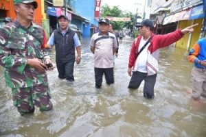 Bupati Bekasi, Eka Supria Atmaja saat melakukan aksi cepat peduli terhadap korban banjir di Kecamatan Tambun Selatan, Kamis (02/20)