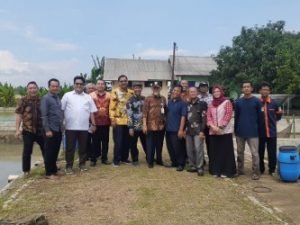 Komisi II DPRD Kabupaten Bekasi saat melakukan kunjungan kerja ke Balai Benih Ikan (BBI) yang berada di di Kp Buniherang, Desa Cipayung, Kecamatan Cikarang Timur, Kamis (23/01).