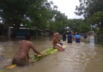 Evakuasi warga dengan batang pohon pisang saat banjir menerjang wilayah Kecamatan Babelan beberapa waktu lalu.