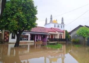 Banjir yang menerjang pemukiman warga di Kp. Pangkalan RT 010/004 Desa Kedung Pengawas, Kecamatan Babelan, Kamis (09/01) pagi. | Foto: Muhaidin Darma