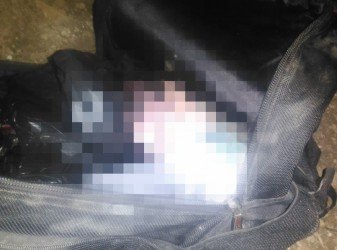 Sosok mayat bayi laki-laki saat ditemukan di sebuah tas warna hitam yang didalamnya berisikan potongan kemeja dan kaos yang berlumuran darah pada Selasa (14/01) dinihari.