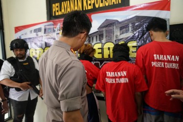 Kapolres Metro Bekasi Kombes Hendra Gunawan saat gelar perkara dengan menghadirkan pelaku VI, SA, FR dan MR di Mapolsek Tambun, Senin (27/01) sore.