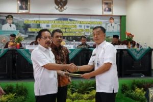 Camat Cikarang Selatan, Dodo Hendra Rosikan (kanan) saat menyerahkan usulan kegiatan 2021 ke Sekda Kabupaten Bekasi, Uju pada Musrenbang Kecamatan Cikarang Selatan, Rabu (22/01) kemarin. | Foto: Humas Pemkab Bekasi