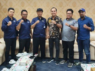 Jajaran pengurus DEEP Kabupaten Bekasi foto bersama dengan Ketua dan Anggota DPRD Kabupaten Bekasi usai melakukan pertemuan, Kamis (16/01).
