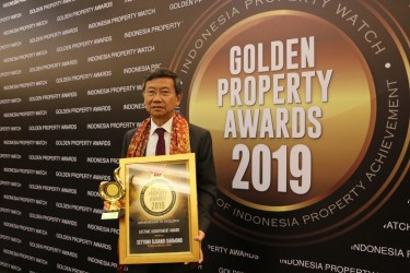 General Manager PT. Jababeka Infrastruktur Endy A. Budyanto usai menerima penghargaan PROPER Hijau 2019 yang diberikan secara langsung oleh Menteri Lingkungan Hidup dan Kehutanan Siti Nurbaya, di Istana Wakil Presiden, Rabu (08/01) lalu.