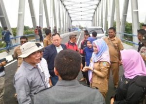 Ketua dan Anggota Komisi III DPRD Kabupaten Bekasi didampingi perwakilan Dinas PUPR saat melakukan kunjungan ke jembatan penghubung Kecamatan Pebayuran - Rengasdengklok, Selasa (21/01) pagi.