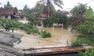 Banjir yang merendam pemukiman warga di Kp. Kali Ulu, Desa Tanjung Sari, Kecamatan Cikarang Utara akibat meluapnya Kali Ulu pasca hujan deras di malam pergantian tahun beberapa waktu lalu