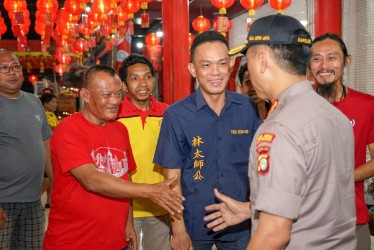 Kepala Kepolisian Resor Metro Bekasi, Kombes Hendra Gunawan saat melakukan tatap muka dan berdialog kepada jamaah serta menyampaikan jaminan keamanan kepada warga yang merayakan imlek di Vihara Tek Seng Bio, Jum'at (24/01) malam.