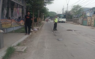 Anggota Unit Kecelakaan Lalulintas Polres Metro Bekasi saat melakukan olah TKP, Senin (20/01) pagi.