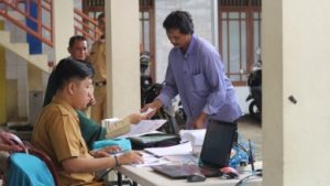 Warga yang menjadi korban banjir saat memanfaatkan pelayanan administrasi kependudukan secara langsung di Kantor Kelurahan Jatimulya, Kecamatan Tambun Selatan, Senin (13/01) | Foto: Humas Pemkab Bekasi