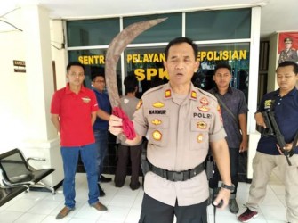 Kapolsek Sukatani, AKP Makmur saat menunjukan barang bukti berupa senjata tajam jenis celurit yang berhasil disita dari tiga personik geng motor 'Ciduk', Senin (20/01).