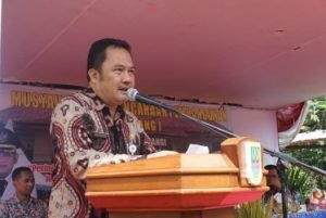 Plt Camat Sukawangi, Parno Martono saat menghadiri acara pembukaan Musrenbang Tingkat Kecamatan Sukawangi untuk RKPD Kabupaten Bekasi Tahun 2021 di Kantor Kecamatan Sukawangi, Kamis (30/01).