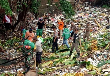 Proses pembersihan sampah di Kali Jambe secara manual pada Kamis (09/01) kemarin.