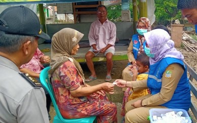 Pemeriksaan kesehatan terhadap warga yang terdampak banjir di Posko Pelayanan Kesehatan yang dibangun Puskesmas Cikarang Timur bersama aparatur Polsek Cikarang Timur di Kp. Kalendrowak, RT 001/002, Desa Karangsari, Kecamatan Cikarang Timur, Selasa (07/01) kemarin.