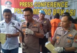 Kepala Kepolisian Resor Metro Bekasi, Kombes Hendra Gunawan saat menunjukan barang bukti berupa celurit yang digunakan tersangka B untuk menganiaya korban, Kamis (09/01).
