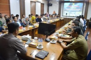 Kapolres Metro Bekasi, Kombes Hendra Gunawan saat memimpin Rapat Konsolidasi Tim Tanggap Bencana bersama sejumlah pemangku kebijakan (stakeholder) di Kabupaten Bekasi, Selasa (07/01) pagi.