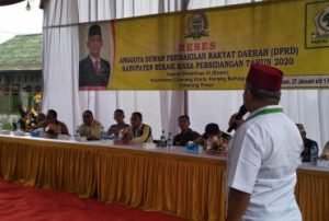 Salah seorang perwakilan dari Relawan Kesehatan ‘Bekasi Baru Bekasi Bersih’ saat menyampaikan aspirasinya pada reses perdana anggota DPRD Kabupaten Bekasi, Asep Surya Atmaja pada masa sidang tahun 2020, Jum'at (31/01).