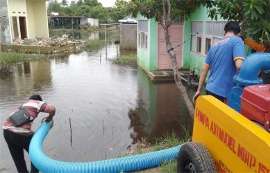 Proses penyedotan air menggunakan alat atau mesin pompa di Kp. Kp. Krangkeng RT 03/02 Desa Buni Bakti, Kecamatan Babelan, Jum'at (10/01).