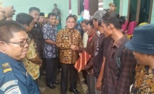 Penyerahan sertifikat PAS Kecil gratis oleh Bupati Bekasi, Eka Supria Atmaja kepada pewakilan nelayan, Kamis (16/01).