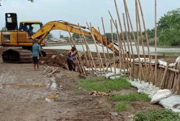 Pemasangan crucuk bambu di tanggul Sungai Citarum yang amblas di Kp. Byombong, Desa Pantai Mekar, Kecamatan Muaragembong, Jum'at (01/10).