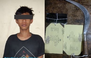 Tersangka TA alias Bogel (17) saat diamankan di Mapolsek Tambun beserta barang bukti berupa handphone dan celurit yang digunakan untuk melukai korban.