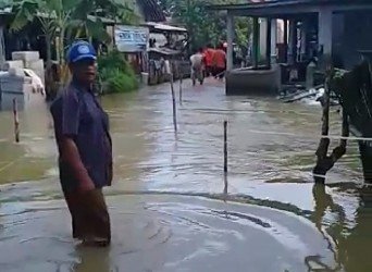 Banjir yang menggenai pemukiman warga di Kp. Balong Ampel, Desa Sukabakti, Kecamatan Tambelang, Jum'at (21/02).