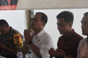 Ketua DPRD Kabupaten Bekasi, Aria Dwi Nugraha (kedua dari kiri) saat menggelar Reses I Masa Sidang Tahun 2020 di Kp. Jati, Desa Cikarang Kota, Kecamatan Cikarang Utara, Sabtu (01/02) sore.