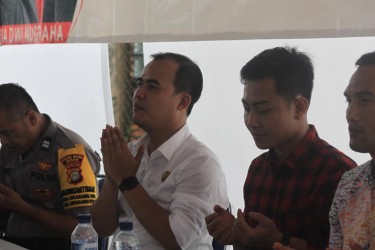 Ketua DPRD Kabupaten Bekasi, Aria Dwi Nugraha (kedua dari kiri) saat menggelar Reses I Masa Sidang Tahun 2020 di Kp. Jati, Desa Cikarang Kota, Kecamatan Cikarang Utara, Sabtu (01/02) sore.