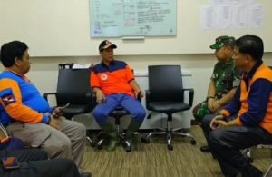 Kepala BNPB Letjen TNI Doni Monardo saat berdialog terakit dengan penanganan bencana banjir di Kabupaten Bekasi, Rabu (26/09).
