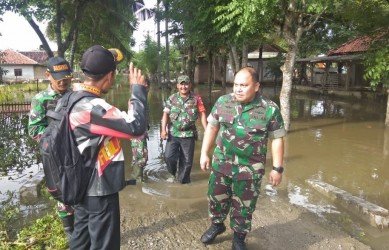 Komandan Kodim 0509/Kab Bekasi Letkol Inf Perry Sandhi Sitompul saat berdialog dengan warga yang terdampak banjir di di wilayah Koramil 03/Cabangbungin, Kamis (27/02).
