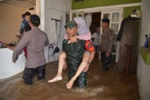 Proses evakuasi di wilayah terdampak banjir yang ada di Perumahan Dukuh Bima, Desa Lambang Sari, Kecamatan Tambun Selatan, Selasa (25/02).
