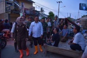 Bupati Bekasi, Eka Supria Atmaja didampingi unsur Muspida dan Muspika saat menyambangi warga yang terdampak banjir dan mengungsi di badan jalan di Desa Bojongasari, Kecamatan Kedungwaringin, Rabu (26/02).