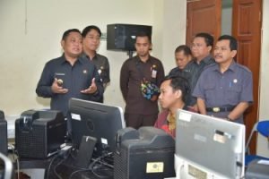 Bupati Bekasi, Eka Supria Atmaja saat memantau proses pencetakan massal KTP-el di Kantor Dinas Kependudukan dan Catatan Sipil, Selasa (04/02) pagi | Foto: Humas Pemkab Bekasi