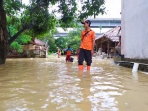 Banjir di Kp. Parunglesang, Desa Pasiranji, Kecamatan Cikarang Pusat, Senin (24/02) pagi.