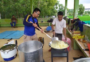 Anggota Tagana Kabupaten Bekasi saat bertugas di dapur umum, menyiapkan makanan bagi warga yang terdampak banjir di Kp. Kp. Parunglesang, Desa Pasiranji, Kecamatan Cikarang Pusat.