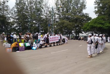 Aksi yang dilakukan ratusan umat muslim di Kabupaten Bekasi yang tergabung dalam Forum Ukhwuah Islamiah (Fuskhis) dan Persatuan Alumni (PA) 212 menggelar aksi damai di gerbang Perkantoran Pemkab Bekasi, Desa Sukamahi, Kecamatan Cikarang Pusat, Senin (17/02).