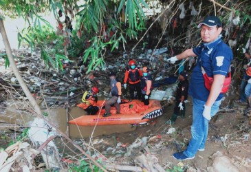 Proses evakuasi jasad korban oleh Tim SAR Gabungan di bantaran Kali Bekasi tepatnya di Kp. Kelapa Tiga, Kelurahan Kebalen, Kecamatan Babelan, Minggu (16/02) siang.