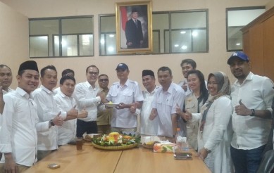 Pemotongan tumpeng dalam rangka HUT Partai Gerindra ke 12 di ruang rapat Fraksi Partai Gerindra DPRD kabupaten Bekasi, Kamis (06/02).