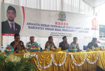 Anggota DPRD Kabupaten Bekasi, Helmi saat menyerap aspirasi masyarakat Dapil III Kabupaten Bekasi di aula kantor Desa Tambun, Kecamatan Tambun Selatan pada Jum'at (31/01) sore.