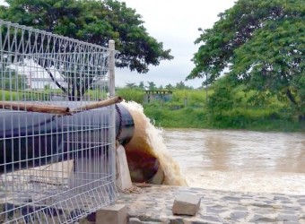 Pompa air berkapasitas besar, yakni 1000 liter/detik yang disiapkan Tim Jababeka Water Management untuk menanggulangi banjir selama 24 jam nonstop