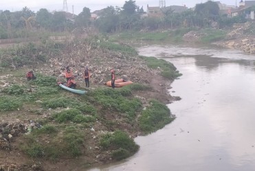 Proses pencarian terhadap korban AMA (15) diduga hanyut terbawa arus Kali Bekasi oleh Tim SAR Gabungan, Minggu (02/02) siang.