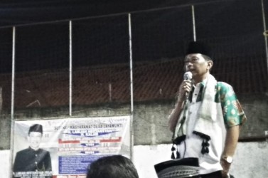 Bakal Calon Kepala Desa Jayamukti, Lamjah Hertansyah saat bersilaturahmi dengan warga RT 05/07 Desa Jayamukti, Kecamatan Cikarang Pusat, Sabtu (08/02) malam.