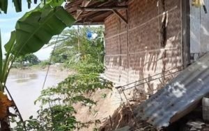 Salah satu rumah warga yang terancam longsor di Rt.005/004 Desa Sriamur, Kecamatan Tambun Utara, Jum'at (21/02) siang.