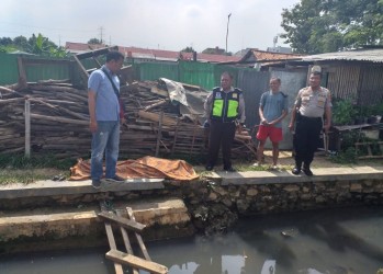 Anggota Kepolisian Sektor Cikarang Utara saat mengecek dan mengevakuasi jenazah korban, Sabtu (15/02).