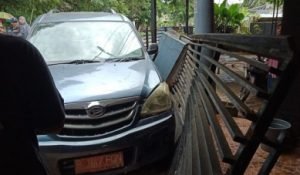 Mobil operasional Pemerintah Desa Setiajaya menabrak pagar rumah warga rumah warga di Kp Batujaya, RT 03/02 Desa Lenggahjaya, Kecamatan Cabangbungin, Jum’at (14/02) siang.