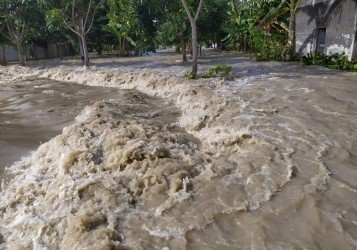 Akses jalan warga yang terputus akibat jebolnya tanggul sungai Citarum di Desa Pantai Bahagia, Kecamatan Muaragembong, Rabu (26/02) siang.